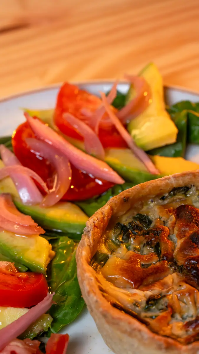Quiche con ensalada de aguacate y tomate