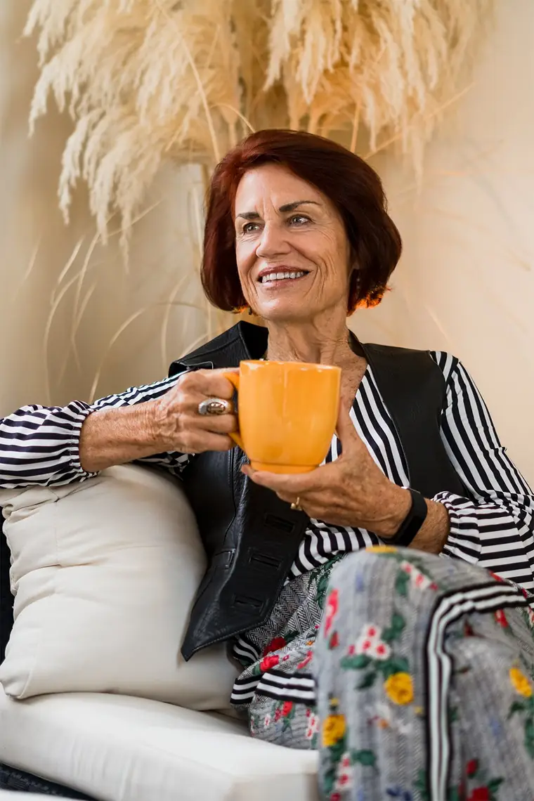 Mujer sonriendo con una taza de café