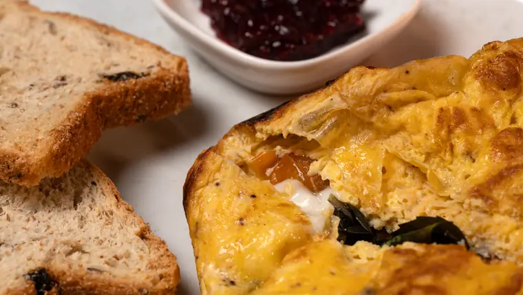 Omelette con pan tostado y mermelada