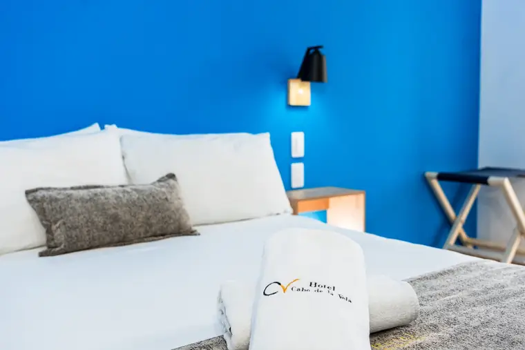 Habitación de hotel con toalla bordada